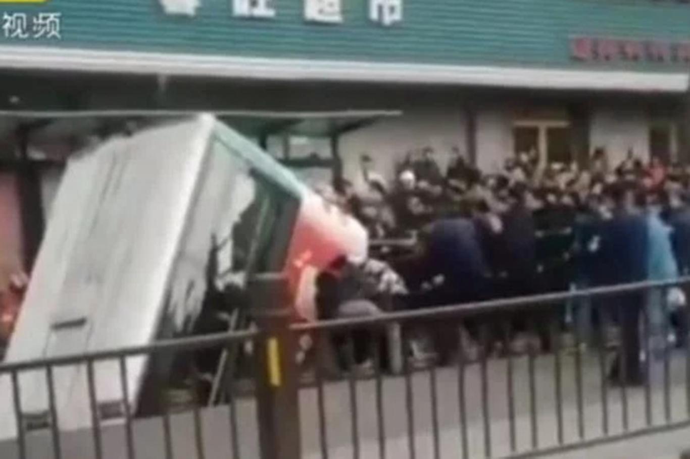 Sinkhole swallows a bus and pedestrians in China: 6 dead
